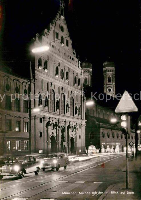 Muenchen Michaeliskirche mit Blick auf Dom Nacht
