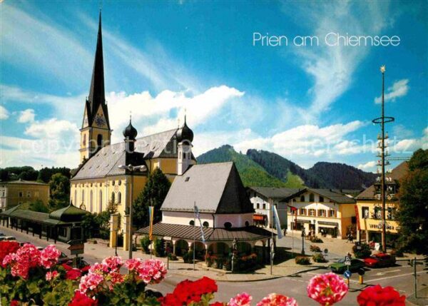 Prien Chiemsee Ortspartie an der Kirche Maibaum