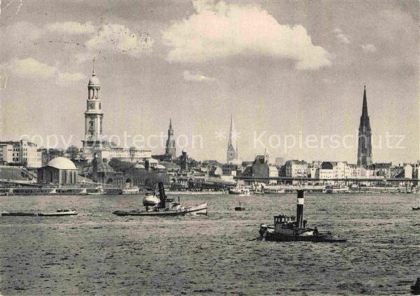Hamburg Hafen und Türme der Stadt