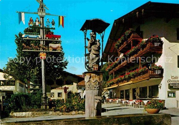 Ruhpolding Dorfplatz Maibaum Marienbrunnen