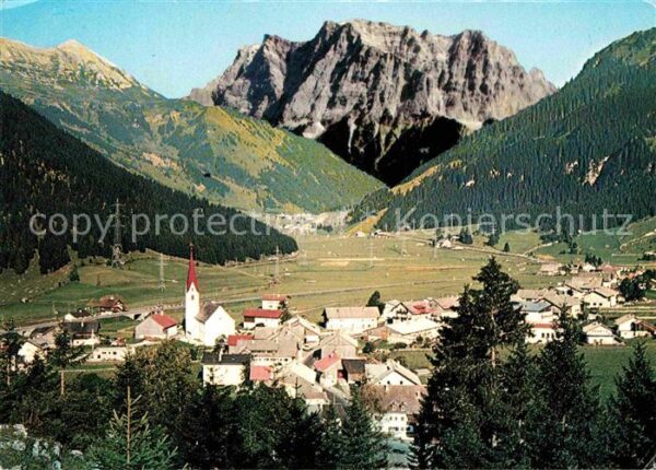 Bichlbach mit Wettersteimassiv und Zugspitze