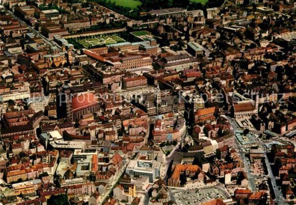Muenchen City mit Rathaus Fliegeraufnahme