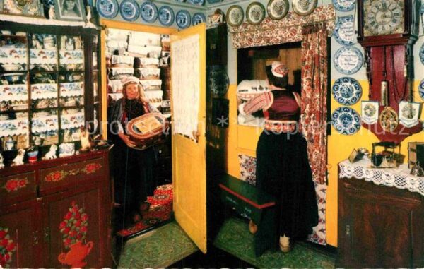 Marken Frauen in Tracht im Typischen Haus