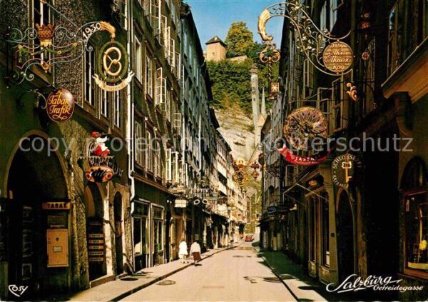 Salzburg Oesterreich Getreidegasse in der Altstadt