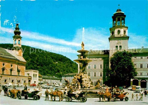 Salzburg Oesterreich Glockenspiel Residenz Brunnen Fiaker