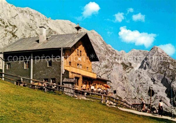 Salzburg Oesterreich Stahlhaus am Torrenerjoch mit Graswandk