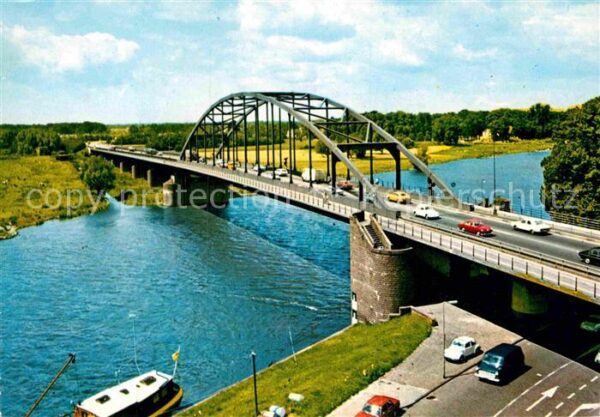 Deventer Wilhelminabrug met Ijssel