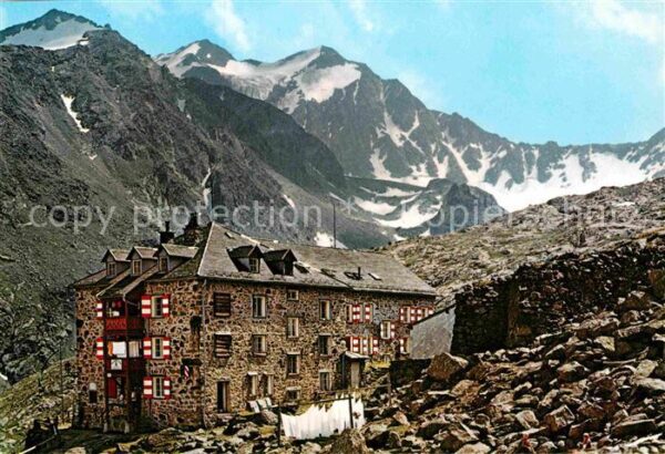 Nuernbergerhuette mit Feuerstein und Stubaier Alpen