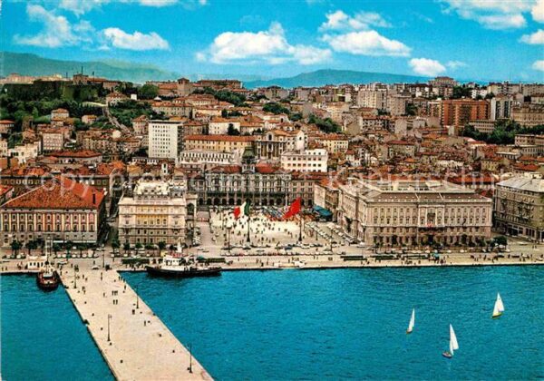 Trieste Fliegeraufnahme Ufer mit Platz der ital