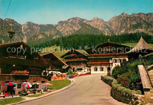 Alpbach Dorfplatz mit alten Tiroler Häusern