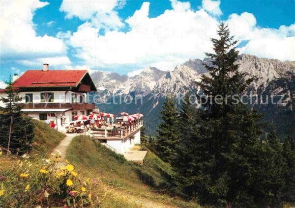Mittenwald Bayern Kranzberghaus mit Karwendelgebirge