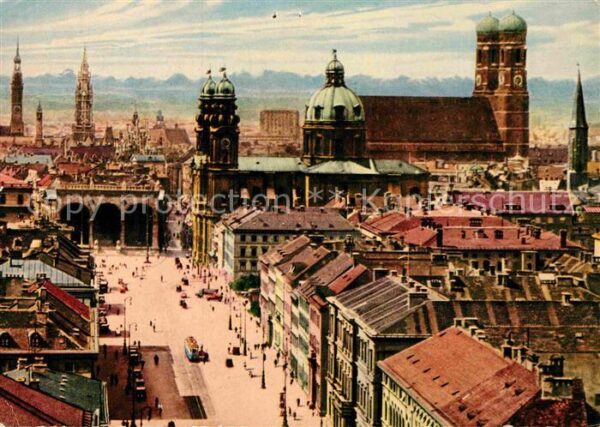 Muenchen Blick auf Odeonsplatz mit Theatinerkirc