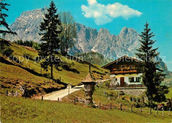 Tirol Merano Wohnhaus und Wiesen im Sommer