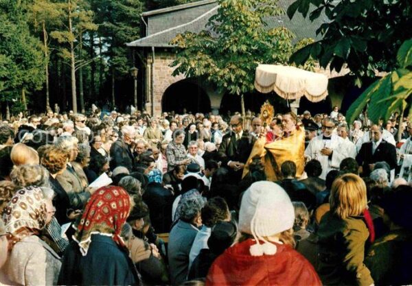 Banneux Notre Dame Explanade avec benediction des malades