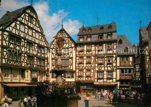 Bernkastel-Kues Marktplatz Brunnen Fachwerkhäuser Altst