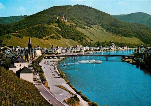 Bernkastel-Kues Panorama mit Burgruine Landshut Mosel