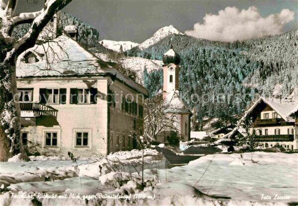 Farchant Rathaus mit Blick zum Brümstelskopf