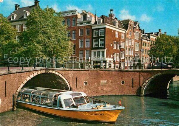 Amsterdam Niederlande Gracht met rondvaartboot
