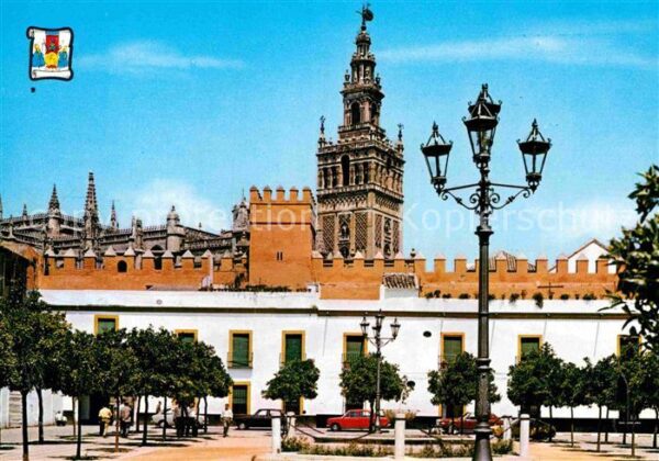 Sevilla Andalucia Patio de Banderas y Giralda