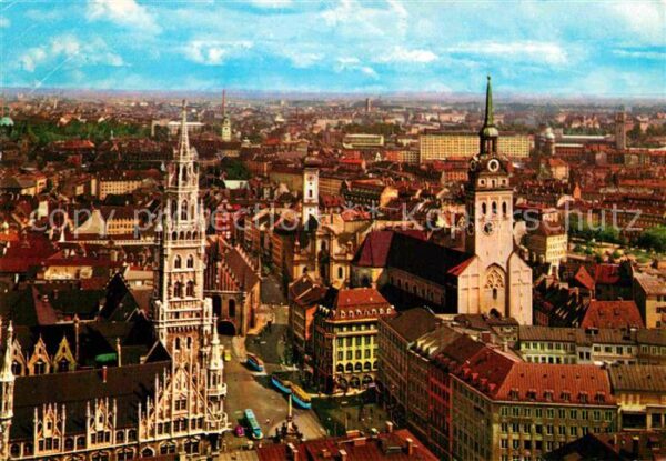 Muenchen Blick von Frauenkirche auf Rathaus und