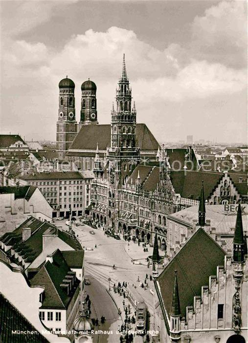 Muenchen Marienplatz mit Rathaus und Frauenkirch