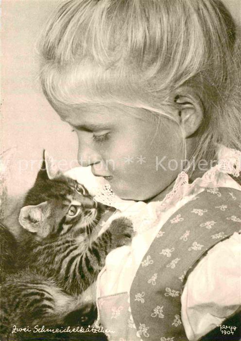 Foto Popp Nr. 1904 Zwei Schmeichelkätzchen Katze Kind