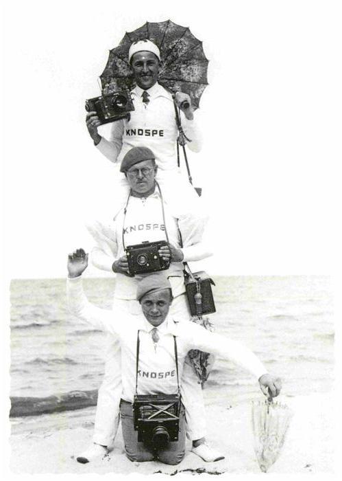 Fotograf Fotokunst Hans Knospe und Gehilfen Fotoapparat