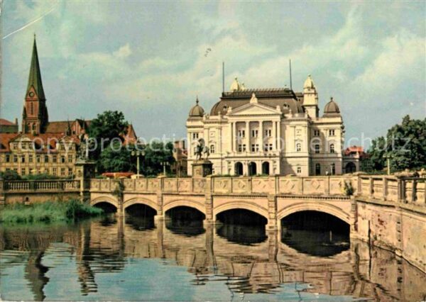 Schwerin Mecklenburg Staatstheater und Dom Brücke