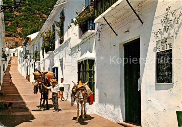 Mijas Calle tipica al fondo la Sierra