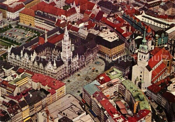 Muenchen Marienplatz und Rathaus Fliegeraufnahme