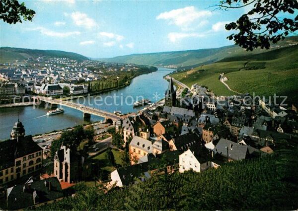 Bernkastel-Kues Panorama Weinstadt an der Mosel Weinber