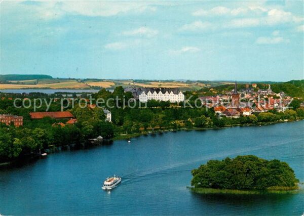 Ploen See Blick zum Schloss Seenlandschaft Holste