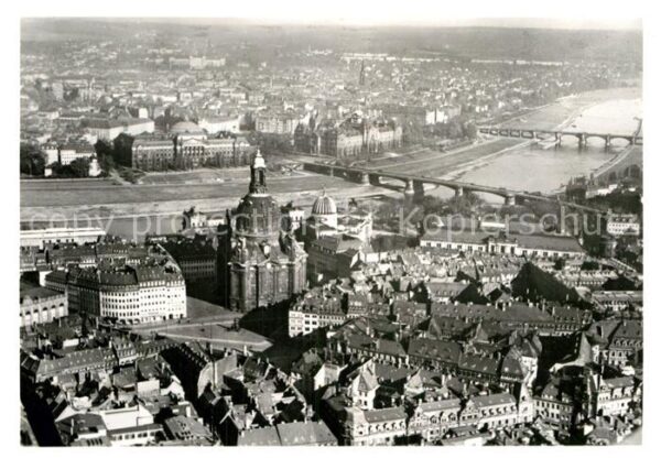 Dresden Fliegeraufnahme mit Neumarkt und Frauen
