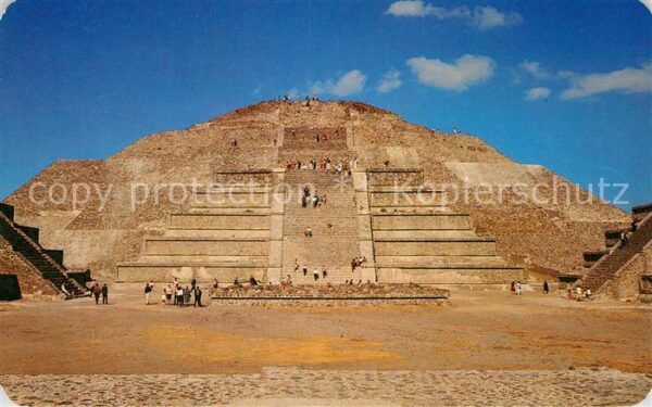 San Juan Teotihuacan La Plaza y la Piramide de la Luna