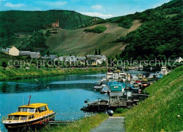 Bernkastel-Kues Yachthafen mit Burg Landshut