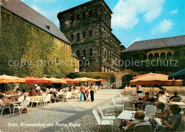 Trier Brunnenhof Strassencafes mit Porta Nigr