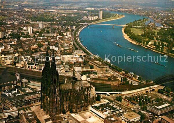 Koeln Rhein Stadtbild mit Kölner Dom Fliegeraufnahm