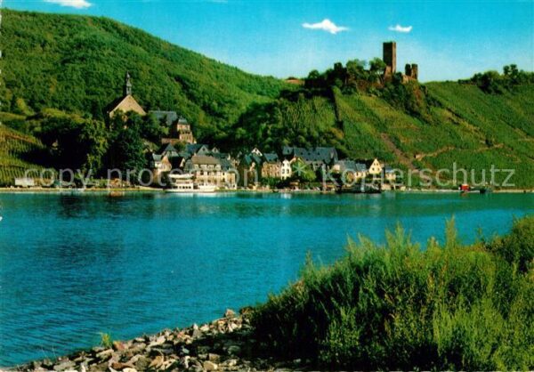 Beilstein Mosel Uferpartie an der Mosel Blick zur Burg