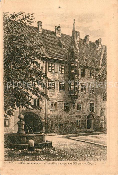Muenchen Erker im alten Hof Brunnen
