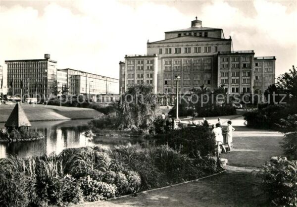 Leipzig Opernhaus mit Schwanenteich Messestadt