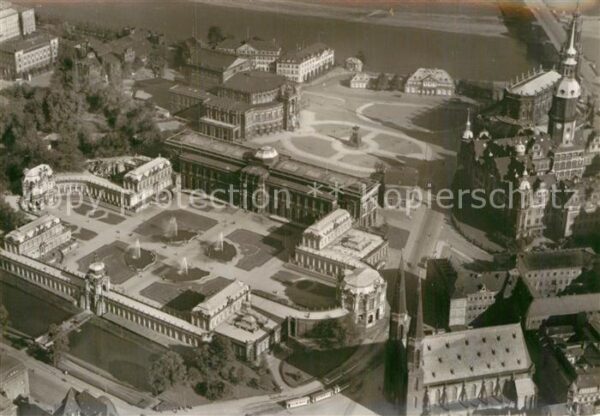 Dresden Zwinger und Theaterplatz Fliegeraufnahm