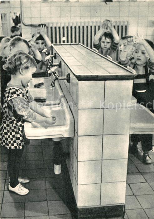 Kinder Child Enfants Kindergarten Waschraum