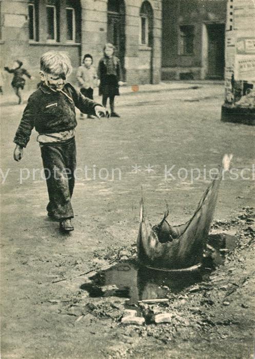 Kinder Child Enfants Pfütze Foto-Mende