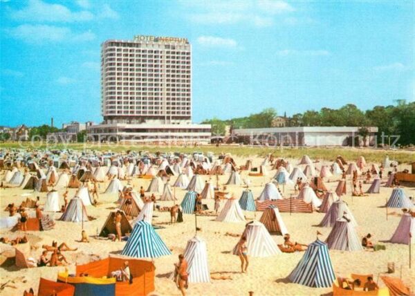 Warnemuende Ostseebad Strand mit Hotel Neptun