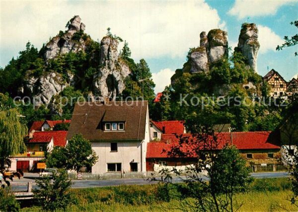 Tuechersfeld Ortsmotiv mit Felsen Fränkische Schweiz