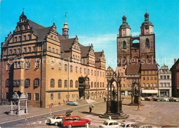 Wittenberg Lutherstadt Markt mit Rathaus Blick zur Stadtkirche