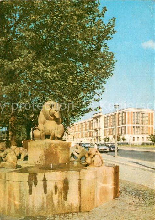 Berlin Staatsratsgebäude Brunnen Bärenskulptur
