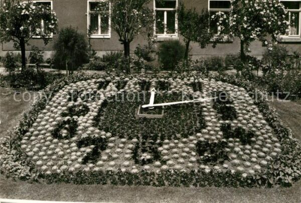 Greiz Thueringen Blumenuhr am Eingang zum Leninpark