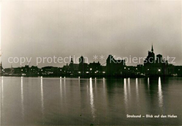 Stralsund Mecklenburg Vorpommern Blick auf den Hafen bei Nacht