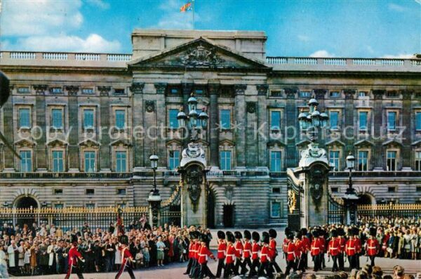 Leibgarde Wache Queen's Guard leaving Buckingham Palace